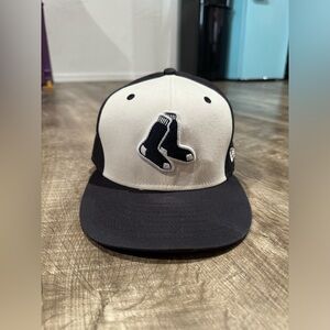 NEW ERA BOSTON RED SOX BLACK AND WHITE FITTED HAT SIZE 7 1/4